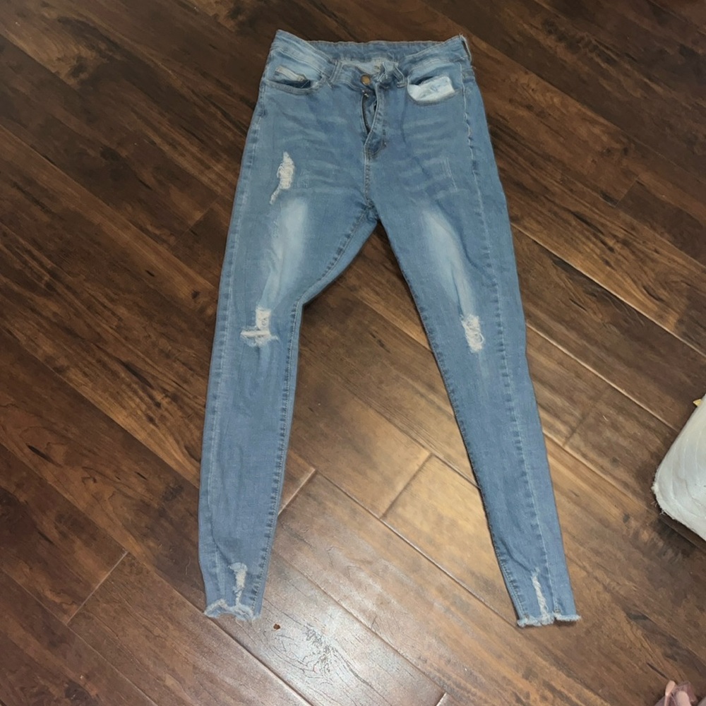 lightwashed ripped jeans